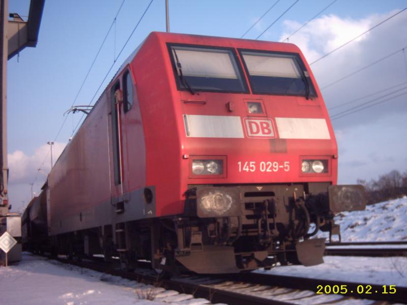 Hier die Lok 145 029, bei Sch�nem Himmel, abgestellt im Schnee.