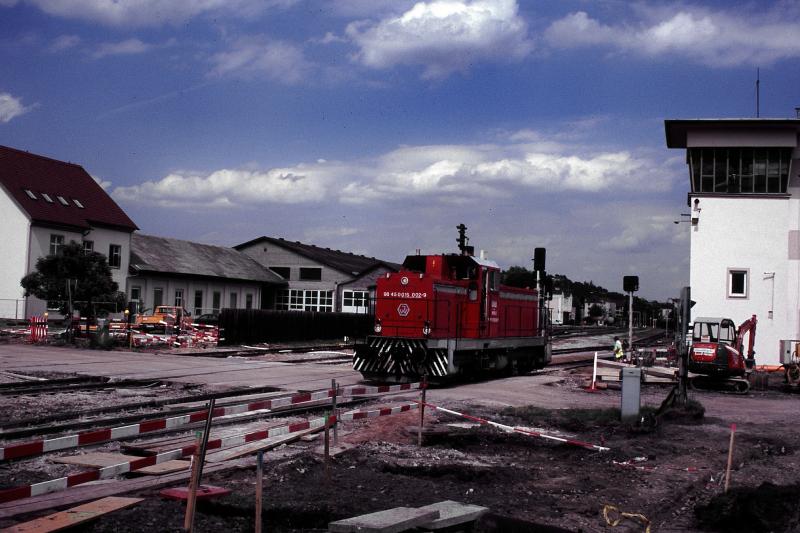 Hier die Lok 1500.2 beim Straenbergang  Alte Poststrae  in Graz. Zum Aufnahmezeitpunkt, 4.7.2005, war gerade ein Umbau der Strae im Gang.
