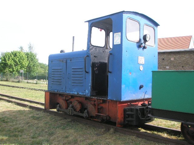 Hier Lok 2 des Ziegeleiparks Mildenberg mit einem Zug von der Tongrube am 9.5.2009.