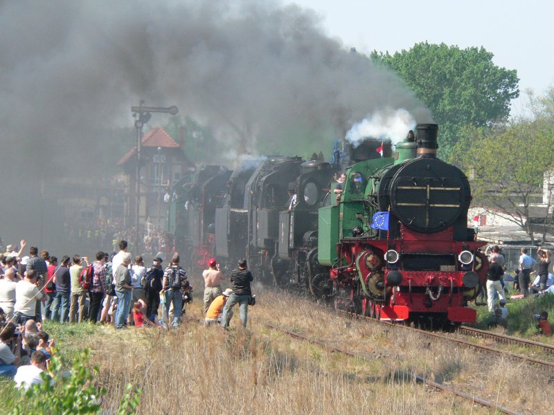 Hier die Loks auf dem anderen Gleis, gefhrt von der MAV 109.109
28.4.2007, Wolsztyn.