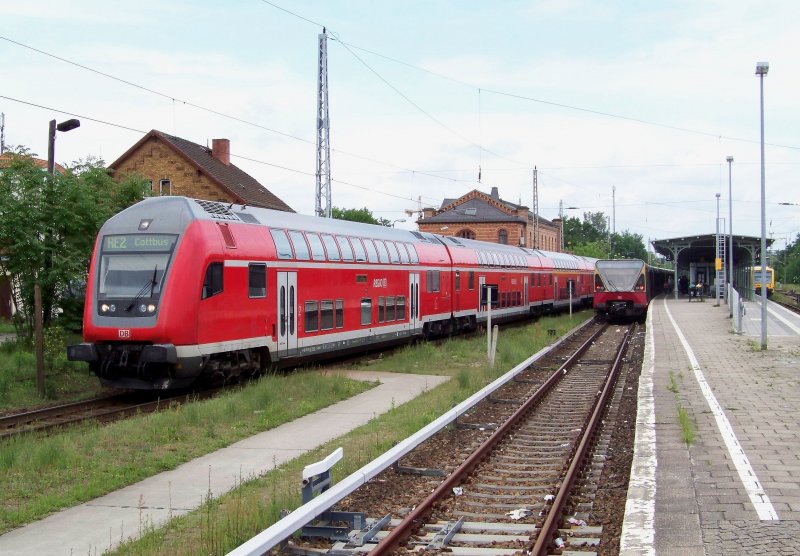 Hier mal alles in einem Bild. Vlnr: RE2 nach Cottbus ber Lbbenau/Spreewald, S46 nach Westend und ODEG nach Frankfurt/Oder ber Beeskow. Auch sehr gut zu erkennen ist der historische Zustand des Bahnhofes. 22.05.2009