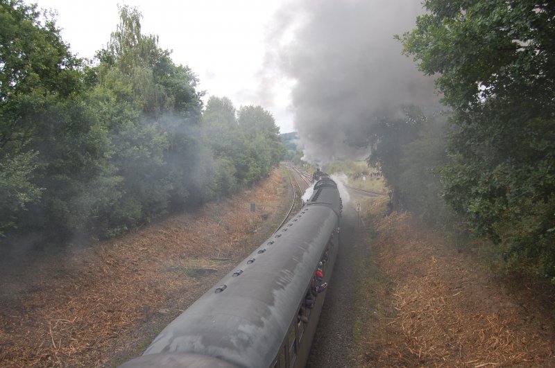 Hier mal aus einer ganz anderen Perspektive, um einmal etwas Dampf um die Nase wehen zu lassen, fast als wre man dabei....reisen mit der geliebten Dampflok