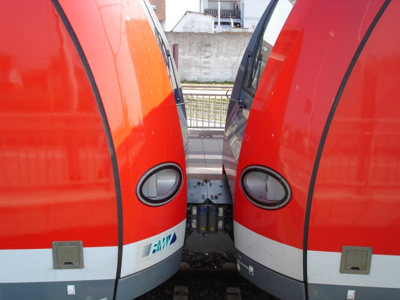 Hier mal eine Beziehungsfoto zwischen Et 423 und ET 423.
Aufgenommen im April in Rdermark-Ober-Roden.
