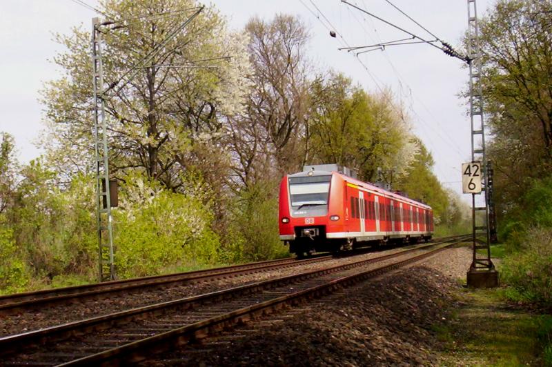 Hier mal ein 425 auf der RB 33  Rhein-Niers-Bahn . Kurz vor dem Bahnhof Hckelhoven-Baal noch mal in der Sonne auf dem Weg nach Aachen Hbf am 17.04.2005 erwischt worden.