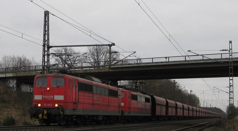 Hier mal ein Bild von dem bekannten Erzpendel zwischen Salzgitter-Beddingen und Hamburg-Hansaport. 151 108-8 und 151 113-8 sind am 31.01.09 mit einem Leerpark bei Radbruch Richtung Hansaport unterwegs.