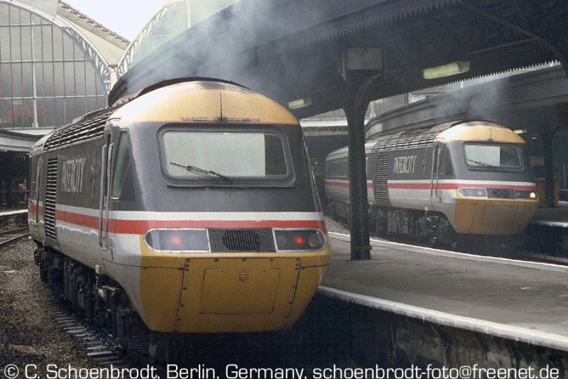 Hier mal ein  historisches  Foto.
HST 43127 und HST 43149 im Bahnhof Paddington, noch in der alten Intercity-Lackierung.
Sommer 1993