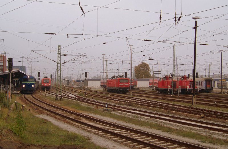 Hier mal ein kleines Panoramabild vom Geschehen des Cottbuser Hbf'es.  V.l.n.r.: SU46-032 mit EC341  Wawel  nach Krakow Glowny, daneben 1116 233 mit einem Gterzug, 112 116-9 wartet kalt auf neue Aufgaben, 143 950-4 mit dem RE10 nach Leipzig Hbf, 2 Rangierlokomotiven der Baureihe 362 und der einzelne plonische Waggon, der immer mit der RB zwischen Cottbus und Zagan pendelt. 22.10.2009