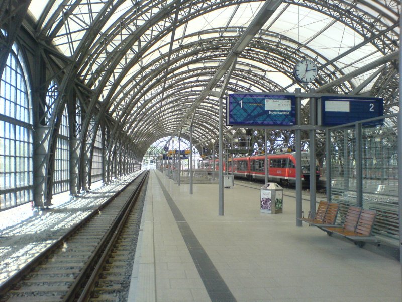 Hier mal Gleis 1 und 2 des Dresdener Hauptbahnhofes wo in wenigen Minuten die RB aus Hoyerswerda ankam. 14.05.2009