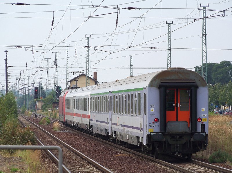 Hier mal eine  Rckansicht  auf den Schluss des EC 340  Wawel  nach Hamburg-Altona bei der Ausfahrt aus dem Bahnhof von Lbbenau/Spreewald. 26.08.2009