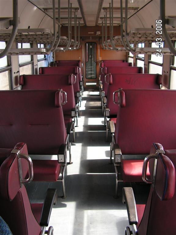 Hier meint man sich in tiefste DDR-Nostalgie zurckversetzt, Wagen die bei uns schon im Museum stehen, fahren in Tschechien noch im normalen tglichen Personenverkehr. Es muss nicht immer neu sein, und so ist auch fr tschechische staatsbrger das  Zugfahren  noch erschwinglich, und wird auch rege fr wochenendausflge genutzt. ( dieser wagen ist grade leer, da alle schon ausgestiegen sind ) aber das schnste ist immer noch, fenster auf und nase in den wind, das fehlt mir einfach in unseren durchklimatisierten wagen in deutschland.