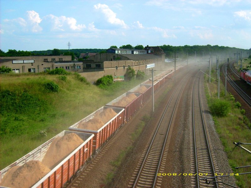 Hier der Nachschuss auf den LOCON-Sandzug bei der Durchfahrt in Bitterfeld. Der Zug zog einen regelrechten Sandsturm hinter sich her.