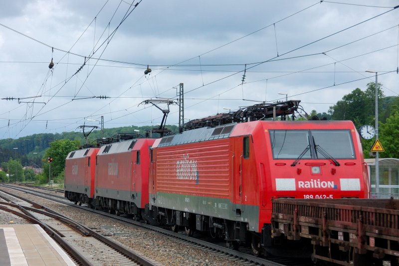 Hier der Nachschu auf das Trio: 189 042-5 lt sich von ihren 152er-Kolleginnen nach Ulm schleppen. Befahren wird das Streckengleis im Bhf Amstetten (Wrtt.)