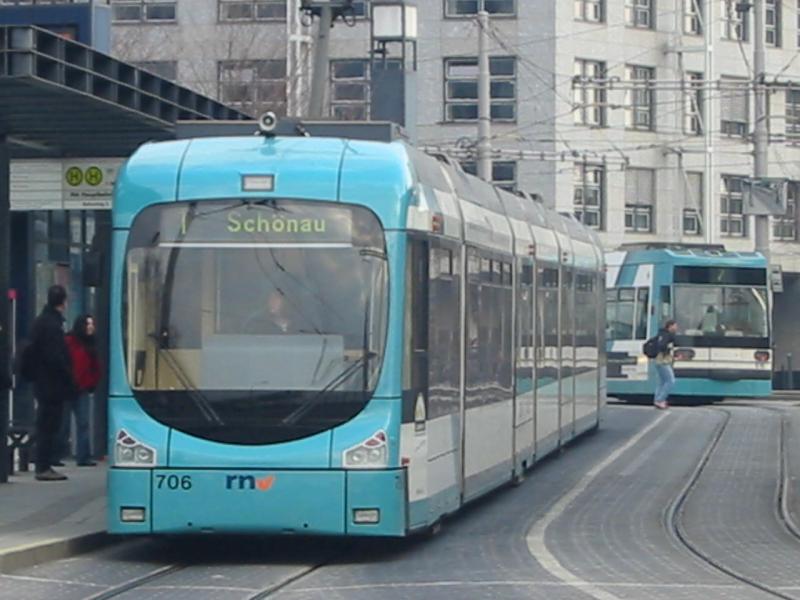 Hier ist eine Neue Stra�enbahn die die Linie 1 f�hrt. Sie h�lt hier gerade in Mannheim Hbf.