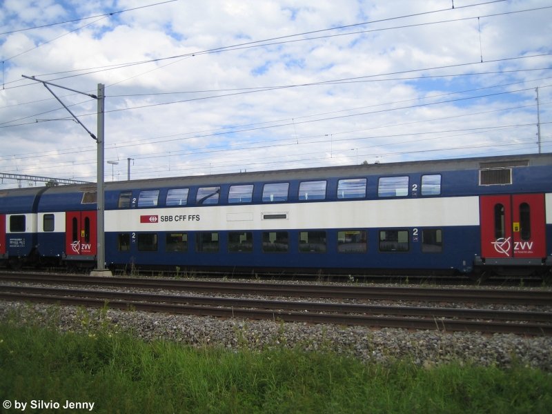 Hier die neuen Seitenanzeigen der FIS-DPZ. Am auffallendsten ist, das nur noch ein Feld bentigt wird, und das bisherige Feld fr die Liniennummer verschlossen wurde. Leider lauft das neue ZVV-Leitsystem in den DPZ gar nciht zufrieden stellend. Bis auf weiteres knnen nur Echtzeitinformationen auf neuen Bildschirmen im Innern angezeigt werden, wodurch das System relativ berflssig erscheint.