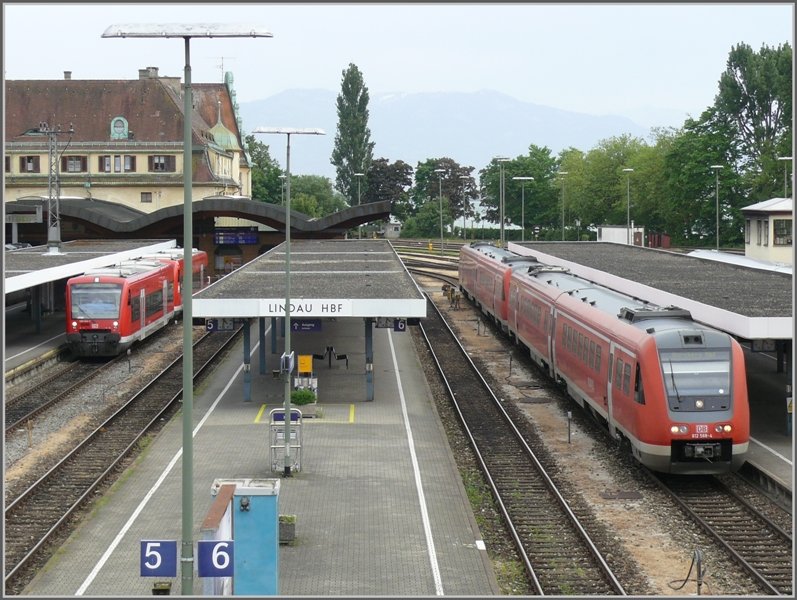 Hier noch eine andere Ansicht, die den wohl spter gebauten Bahnsteig 7/8 zeigt. Hinter den zwei 612ern, dort wo das Perrondach aufhrt, ist der ffentliche Zugang zum Bahnsteig zu sehen. Die Geleise 6 und 7 enden nicht als Kopfgleise, sondern sind ber diesen bergang bis zum See verlngert als Abstellplatz und jederzeit einsehbar. Und jedermann, der am Bahnbilder.de Treffen am 30.08.2008 in Lindau teilnimmt, weiss nachher, dass Lindau Hbf ein Kopfbahnhof ist. (26.05.2008)
