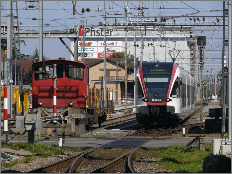 Hier noch die andere Situation in Suhr. SBB 520 016-7 nach Zofingen quert die AAR Geleise und Strasse am Ende des Bahnhofes. (03.10.2009)