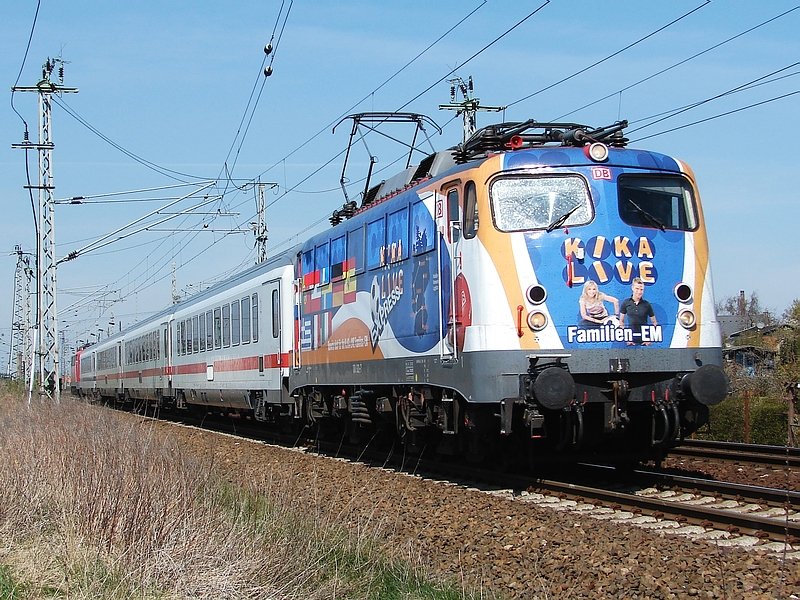 Hier noch bunt beklebt mit der KIKA-Werbung, verlsst 110 321 Stralsund mit ihrem Pendelpark in Richtung Angermnde. Am Zugschlu lief 110 243. (20.04.08)