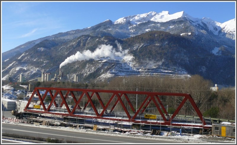 Hier noch ein anderer Blickwinkel auf die neue RhB/SBB berfhrung in Untervaz-Trimmis. Im Hintergrund das Holcim Zementwerk und der Calanda. (27.11.2008)