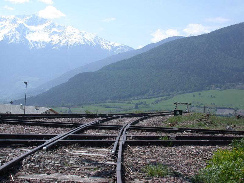 Hier noch ein anderer Blickwinkel Richtung Stilfserjoch. Fr den Gleisstern Mals wurde das rare, ebene Gelnde voll ausgentzt.
(12.05.2005)