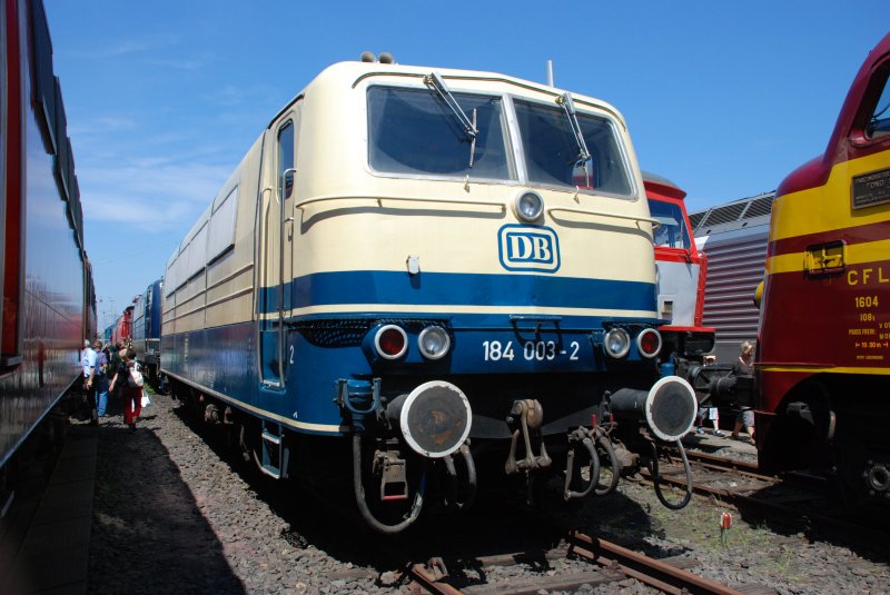 Hier noch ein Beispiel dafr wie  Toll  die Loks in Koblenz-Ltzel am 23.05.2009 zu fotografieren waren. Warum war nicht ein Gleis zwischen den Lokreihen frei gelassen worden?