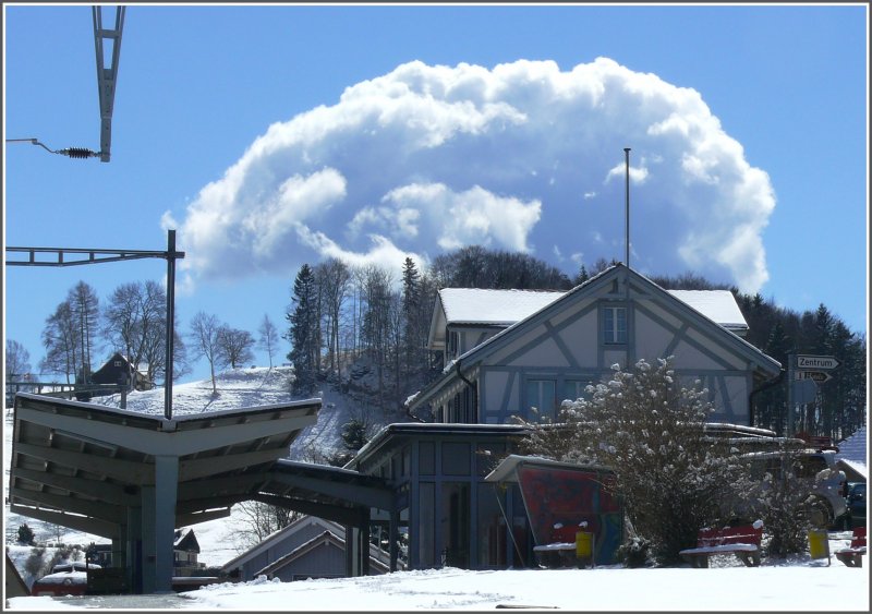 Hier noch ein stimmungsvolles Fhnbild mit dem schnen Bahnhofgebude von Heiden und dem nicht dazu passenden Perrondach. (07.04.2008)