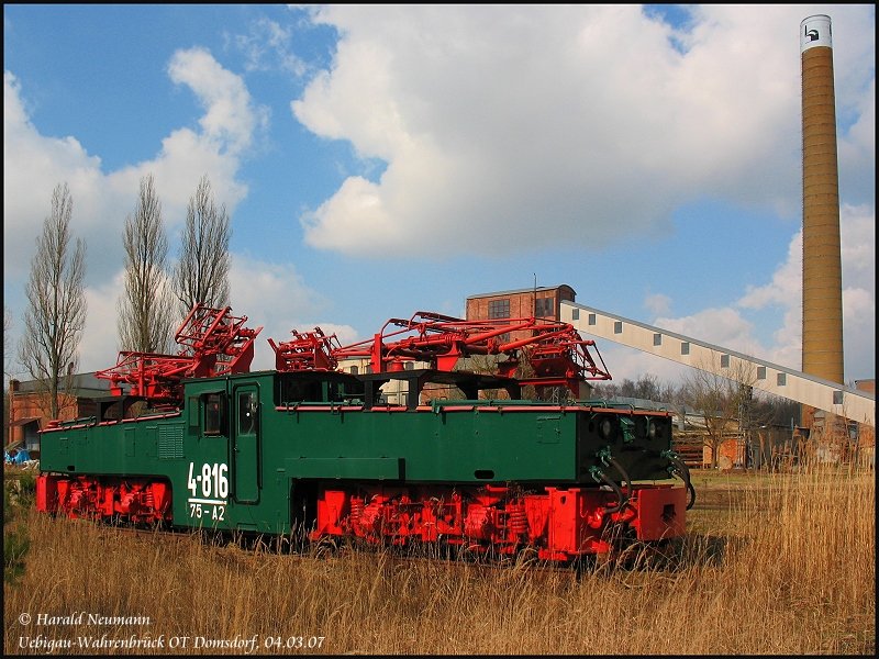 Hier noch einmal 4-816 an der Brikettfabrick  Louise . Ich finde diese Loks verdienen den Namen  Krokodil  noch viel mehr als die gemeinhin so bekannten Loks. Im Hintergrund die Kulisse der Brikettfabrik mit Schornstein, Schrgband u. Pumpenhaus (v.r.). Domsdorf, 04.03.07 