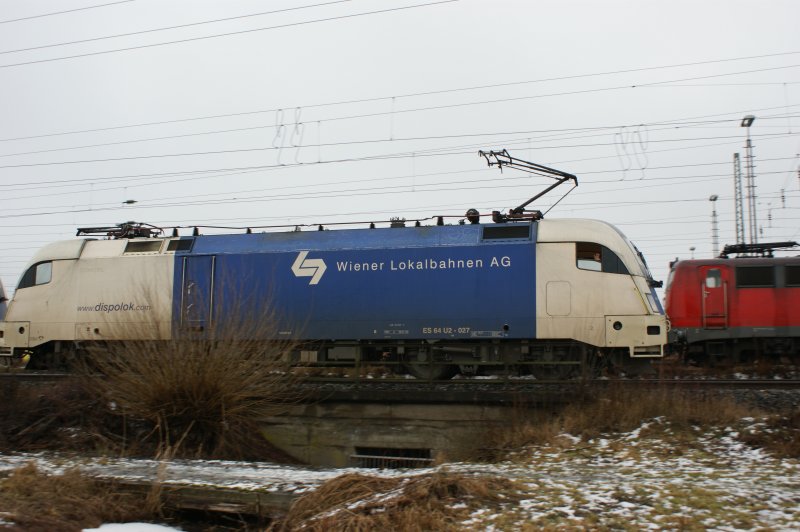 Hier noch einmal die Hand von dem freundlichen Lokfhrer (ID 255864) der Wiener Lokalbahn. Ich wusste bis zu dem Zeitpunkt nicht was fr tiefe Tne diese Maschine von sich geben kann und Grsse hiermit herzlichst zurck