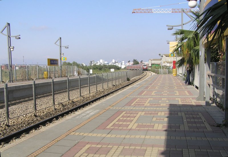 Hier noch einmal die Station Lev Ha'Mifratz in Israel an der Hauptstrecke Haifa - Nahariya. Der IC Nahariya-Haifa-Tel Aviv-Be'Er Sheva, gebildet aus einer fnfteiligen Dostos-Wendezugeinheit gezogen von einer spanischen JT42BW, fhrt am 13.05.2007 in Krze in die Station ein. Eine IC3-Gumminase verkehrt in Israel genauso als Regionalzug, wie eine Dostoseinheit als IC eingesetzt wird.