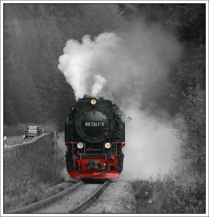 Hier noch einmal der Zug 8903 am 10.10.2007, diesmal vom Brocken nach Eisfelder Talmhle. Wie man sehen bespannt ihn jetzt 99 7241. Die Aufnahme entstand kurz nach Drei Annen Hohne. Noch eine Anmerkung. Es werden bei diesen Zgen die Maschinen samt Mannschaft in Drei Annen Hohne getauscht (hat uns auch ein TFZF verraten, dass dies so ist ;-) )