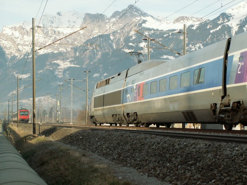 Hier noch das  Hinterteil  vom TGV Lyria auf der Fahrt nach Chur.Der Regio nach Ziegelbrcke,der mir eben noch  vor die Nase  fuhr,ist jetzt schon weiter vorne.Zizers 22.12.07