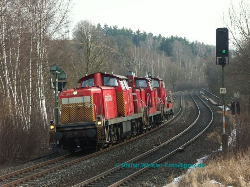 Hier noch mal der berraschend auftauchende Lokzug mit der 290 190 und den beiden 363ern, aufgenommen in Hof Moschendorf im Februar 2009..... Der Warnanstrich der V90 ist m.E. auch eine rare Version, oder? Die mittlere Lok war 363044 (fr die Statistiker).