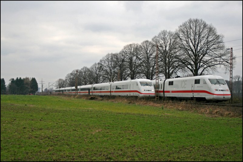 Hier nocheinmal das  ICE-Treffen . Diesmal ist der Steuerwagen des ICE559 vor dem Masten: 402 003  Cottbus/Chosebuz  fhrt als ICE 650 von Berlin Ostbahnhof nach Kln und trifft den 402 021  Lbbenau/Spreewald  als ICE 559 von Bonn Hbf nach Berlin Ostbahnhof. (14.12.07)
