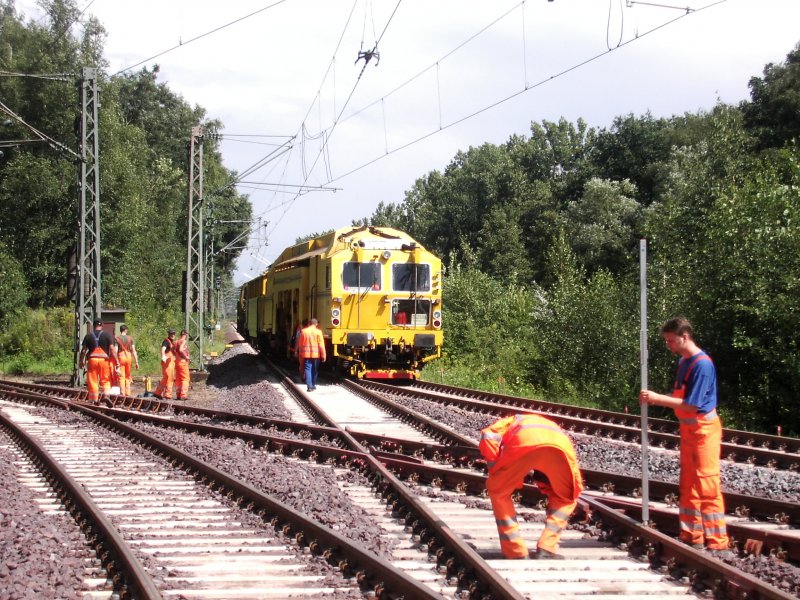 Hier nochmal die 09 beim Weichenumbau in Braunschweig,im Vordergrund der Messtrupp
