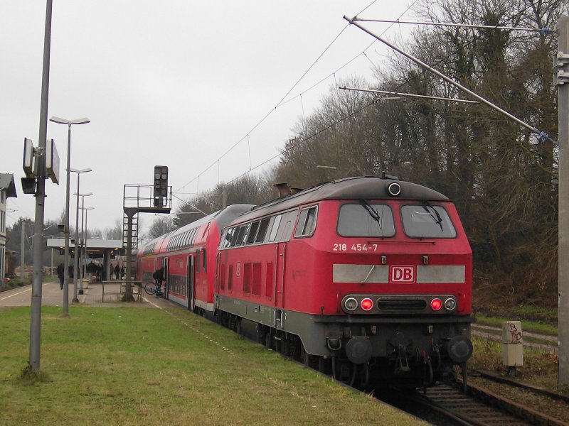 Hier nochmal die 218 454-7 am RE 21412 Hamburg Hbf - Lbeck Hbf beim Zwischenstop in Reinfeld (Holst.) am 13.12.08.