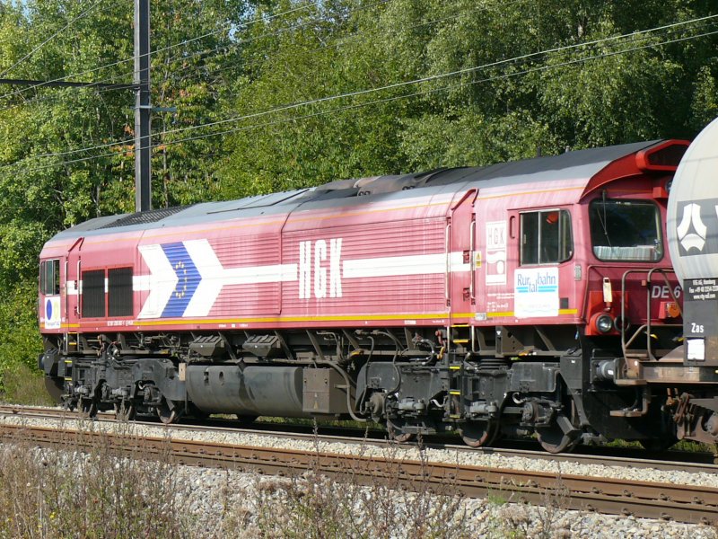 Hier nochmal die auf der Montzenroute bei Remersdael verkehrende DE61 der HGK, versehen mit zwei Aufklebern der Rurtalbahn und Trainsport auf den Seitentren. Aufgenommen am 26/09/2009.