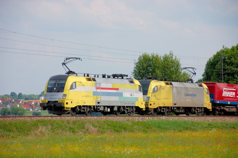 Hier nochmal die Doppeltraktion mit bestens ausgeleuchtetem Fahrwerk. ES 64 U2-033 und ES 64 U2-037 in Aktion. Aufgenommen am 15.05.2008, kurz nach dem Bahnhof Burgau, KBS 980, Fahrtrichtung Ulm.