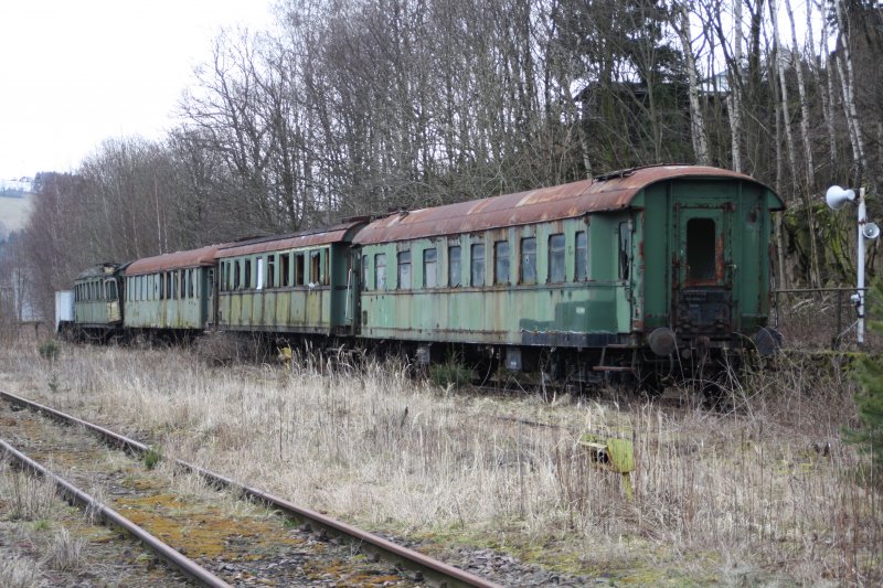 Hier nochmal ein Bild der 4 historischen Eilzugwagen, die zur Sammlung des VSE Schwarzenberg gehren. (27.03.09) Die ersten beiden Wagen wurden bei einem Brand (vermutlich Brandstifftung) am frhen Morgen des 05.07.09 vllig und unwiederbringlich  zerstrt!!! Der VSE wurde dieses Jahr schon mehrmals von Einbrechern und Randalierer aufgesucht!!! 