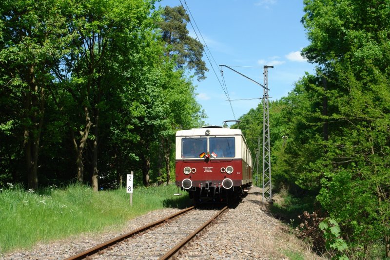 Hier nochmal ein Foto vom gleichen Standort, wie der erste. Nur ist die Bahn jetzt ein wenig nher gekommen. Die Triebwagen sind eine Mischung aus einem Berliner S-Bahnwagen und dem ET57(Gothawagen). (12.05.08)