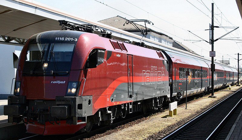 Hier nochmal der komplette Zug im aktuellen Railjet-Design jedoch 
mit Blick auf den Taurus 1116 201. Aufgenommen am 10.05.2008 im Bahnhof Amstetten.