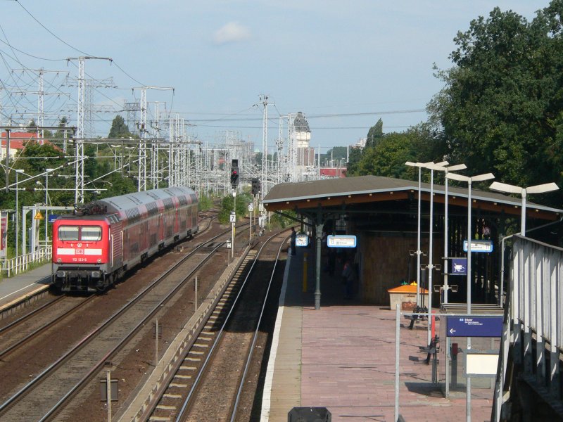 Hier nochmal der leere S-Bahnsteig in Karlshorst, und das im Berufsverker. Der im Bild zu sehende Regionalexpress (Linie 1 oder 2) fhrt aber durch, nur RE7 und RB14 halten. 20.7.2009