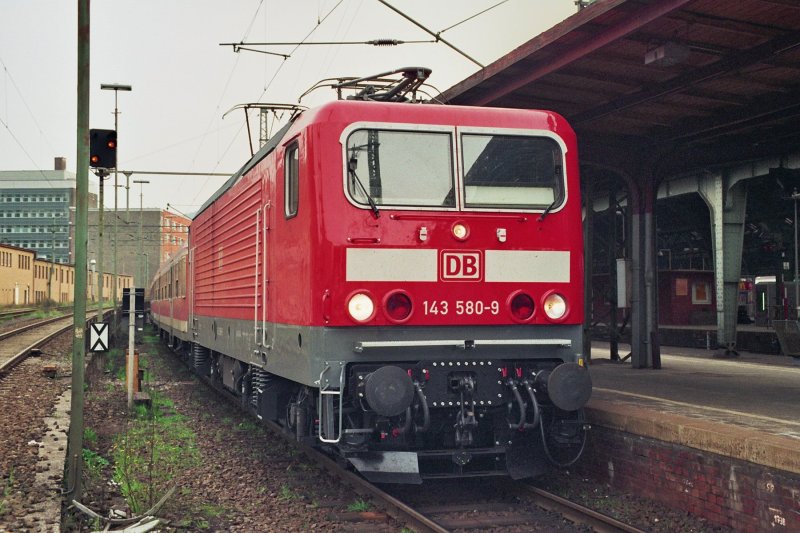 Hier nochmal eine Nahaufnahme von 143 580-9 mit dem 39179 EHG-ESIE im Hagener Hbf (23.04.2006)