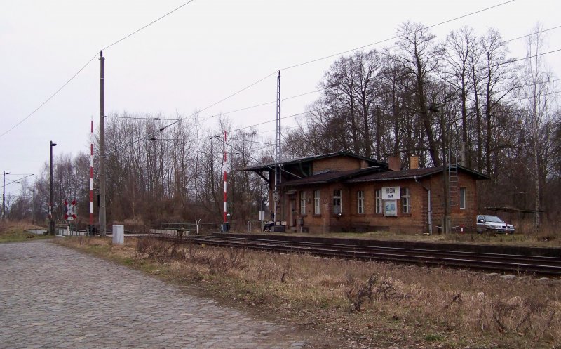 Hier nochmal eine seitliche Ansicht des ehemaligen Haltepunktes  Ragow .