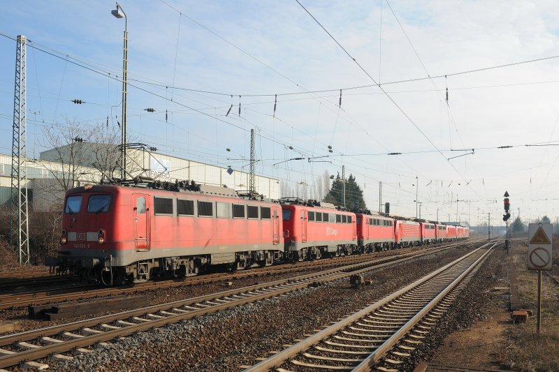 Hier nochmal der spektakulre Lokzug, noch seltener als ein 6er im Lotto. (Gro Gerau, 19.02.2009).