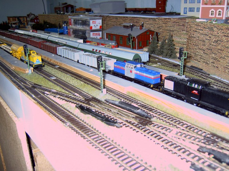 Hier nochmal die V 100 Doppeltraktion mit ihren Eisenspnezug. Links die Bauzuglok.