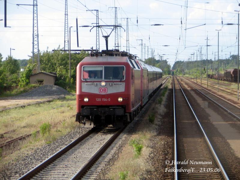 Hier nochmal der vorletzte IR2289 Berlin - Chemnitz mit zwei Loks, vorn die orientrote 120 154-0, bei der Durchfahrt im Bf Falkenberg/E. am 23.05.06.