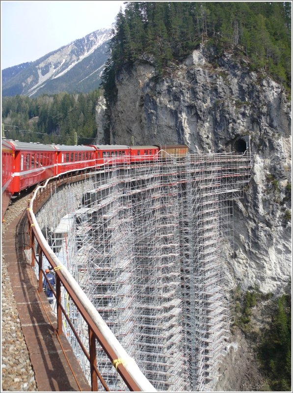 Hier nochmals eine Ansicht des gigantischen Gerstes, das zur Sanierung des Landwasserviaduktes angebracht wurde. (23.04.2009)