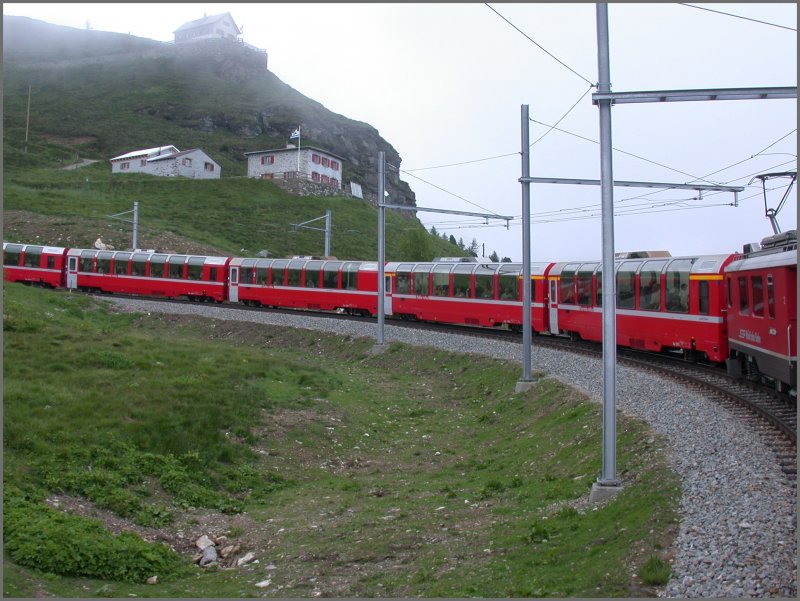 Hier nochmals ein Blick auf den  doppelspurigen  Gleisbogen von Alp Grm. (05.06.2007)