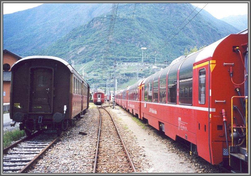 Hier nochmals ein paar Bilder von frher.Im September 2000 standen die neuen Panoramawagen der RhB noch eintrchtig neben den Nostalgiewagen der FS im Bahnhof Tirano. Heute im Zeitalter des vereinten Europas umgibt ein mannshoher Zaun das RhB Gelnde (Schengen-Aussengrenze lsst grssen). Archiv 09/00