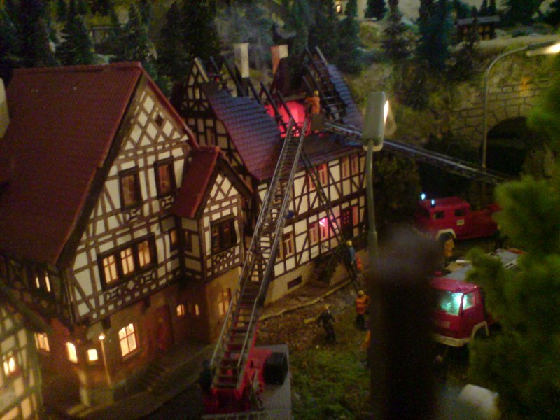 Hier nochmals der Feuerwehreinsatz.
Diesmal jedoch auch mit Blick auf die vorhandenen Einsatzkrfte.