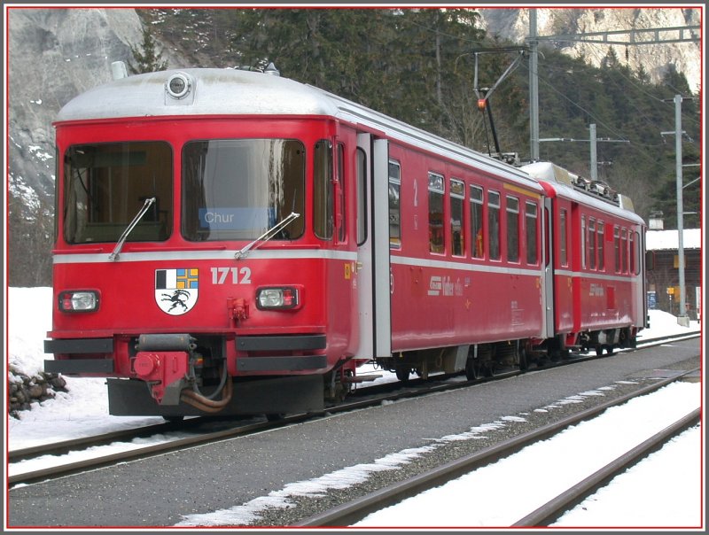 Hier nochmals der Kurzpendel mit Steuerwagen 1712 kurz vor Abfahrt in Versam-Safien Richtung Chur. (08.01.2007)